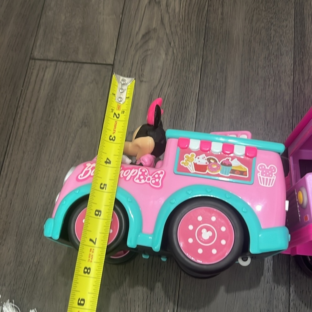 Minnie mouse bake shop truck and ice cream truck of other brand - Picture 9 of 9